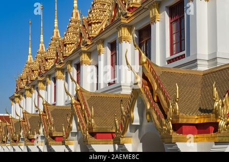 La sezione di base di Lohaprasad, basato sull'architettura di un antico monastero buddista in Sri Lanka; parte di Wat Rajanadta, Bangkok, Thailandia Foto Stock