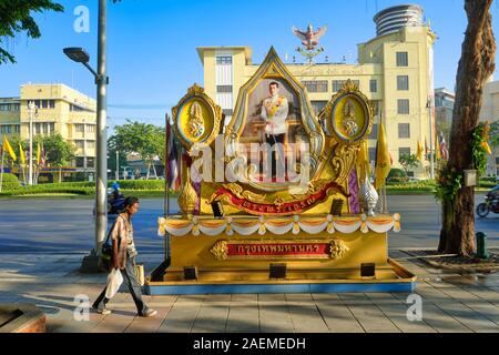 Su un mattino (avenue) Ratchadamnoen Klang a Bangkok, Thailandia, un uomo passa un ritratto di Re Tailandese Maha Vajiralongkorn Foto Stock