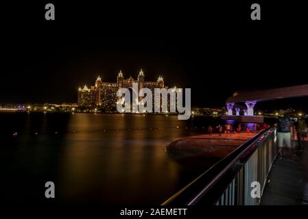 Il Pointe, Palm Jumeirah, Dubai, Emirati arabi uniti, Dicembre 06, 2019, Waterfront complesso di negozi, ristoranti e intrattenimento con vista di Atla Foto Stock