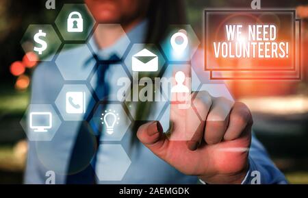 La scrittura della nota mostra che abbiamo bisogno di volontari. Il concetto di business per qualcuno che fa lavorare senza essere pagati per farlo Foto Stock