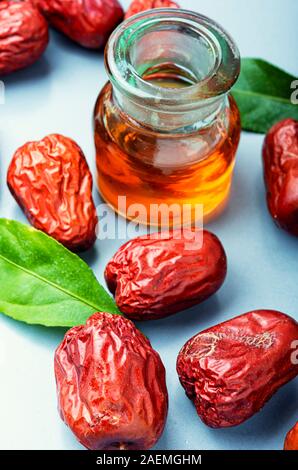 Tintura di guarigione da unabi frutta o jujube.la medicina cinese Foto Stock