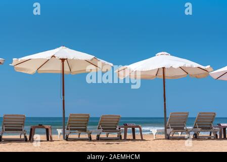 Oceano Indiano con sabbia dorata, Bentota, Sri Lanka. Un meraviglioso paesaggio naturale di una spiaggia scena. Foto Stock