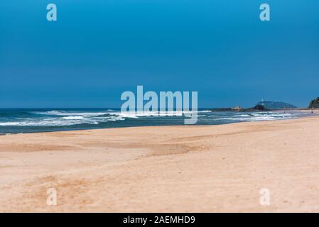 Oceano Indiano con sabbia dorata, Bentota, Sri Lanka. Un meraviglioso paesaggio naturale di una spiaggia scena. Foto Stock