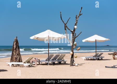Oceano Indiano con sabbia dorata, Bentota, Sri Lanka. Un meraviglioso paesaggio naturale di una spiaggia scena. Foto Stock