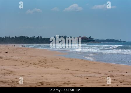 Oceano Indiano con sabbia dorata, Bentota, Sri Lanka. Un meraviglioso paesaggio naturale di una spiaggia scena. Foto Stock