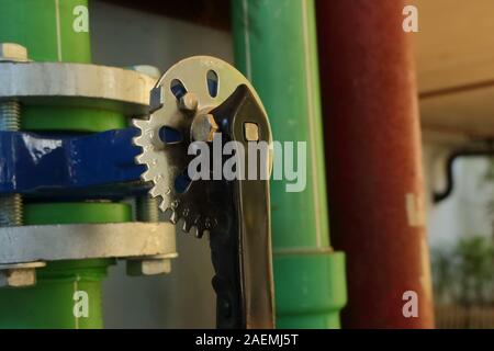 Primo piano e il fuoco selettivo della valvola a farfalla utilizzato per il controllo della portata del flusso di acqua nel condotto Foto Stock