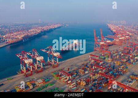 Una veduta aerea di coloratissimi contenitori immagazzinati al porto di Qingdao nella città di Qingdao, Cina orientale della provincia di Shandong, 5 novembre 2019. *** Caption locale *** f Foto Stock