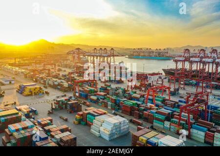 Una veduta aerea di coloratissimi contenitori immagazzinati al porto di Qingdao nella città di Qingdao, Cina orientale della provincia di Shandong, 5 novembre 2019. *** Caption locale *** f Foto Stock