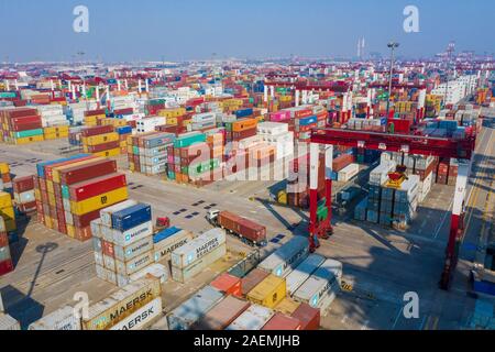 Una veduta aerea di coloratissimi contenitori immagazzinati al porto di Qingdao nella città di Qingdao, Cina orientale della provincia di Shandong, 5 novembre 2019. *** Caption locale *** f Foto Stock