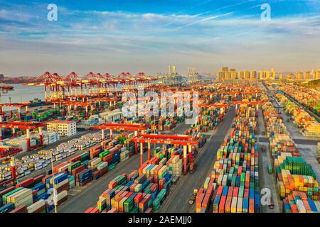 Una veduta aerea di coloratissimi contenitori immagazzinati al porto di Qingdao nella città di Qingdao, Cina orientale della provincia di Shandong, 5 novembre 2019. *** Caption locale *** f Foto Stock