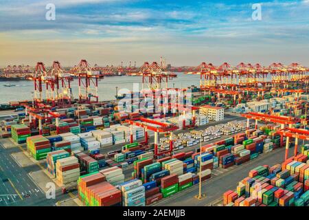 Una veduta aerea di coloratissimi contenitori immagazzinati al porto di Qingdao nella città di Qingdao, Cina orientale della provincia di Shandong, 5 novembre 2019. *** Caption locale *** f Foto Stock