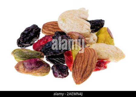 Percorso misto di noci e frutta secca fanno un ottimo spuntino per viaggiare isolati su sfondo bianco Foto Stock