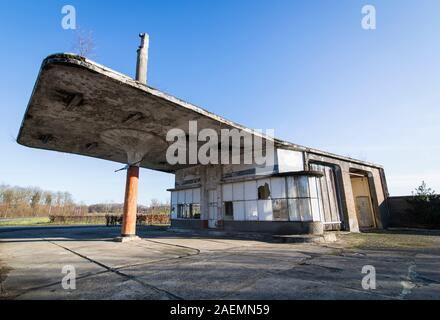 Abbandonato anni cinquanta la stazione di benzina esterno con rotondo in vetro e finestre, Paesi Bassi, Europa Foto Stock