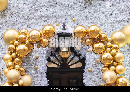 Le decorazioni di Natale sulla parte esterna del Annabels Club privato. Berkeley Square, Mayfair, Londra, Inghilterra Foto Stock