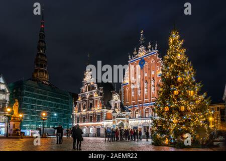 Riga, Lettonia - Casa delle Teste Nere con albero di Natale nella parte anteriore Foto Stock