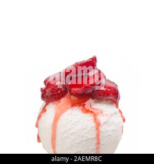 Gelato alla crema con Topping di fragole su sfondo nuovo Foto Stock