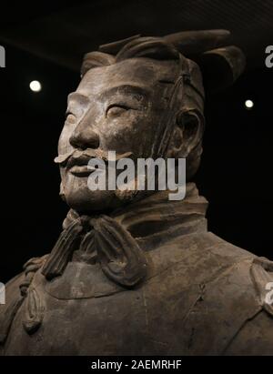 Xi'an. 5 Dic, 2019. Foto scattata a dicembre 5, 2019 mostra un Guerriero di terracotta visualizzati all imperatore Qinshihuang mausoleo del Museo sul sito a Xi'an, Cina nord-occidentale della provincia di Shaanxi. Credito: Li Yibo/Xinhua/Alamy Live News Foto Stock