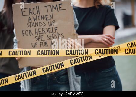 Vista ravvicinata. Gruppo di le femministe hanno protesta per i loro diritti all'aperto Foto Stock