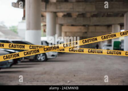 Molti dei veicoli. Spia gialla di attenzione nastro in prossimità del parcheggio auto al giorno. Scena del crimine Foto Stock