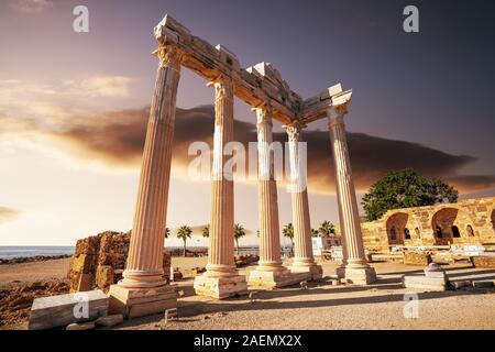 Incredibilmente tempio di Apollon antiche rovine. Apollon tempio nel lato della città antica, Antalya, Turchia. Foto Stock