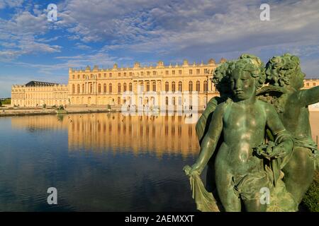 Statue nei giardini attorno al Chateau de Versailles, Francia. Foto Stock