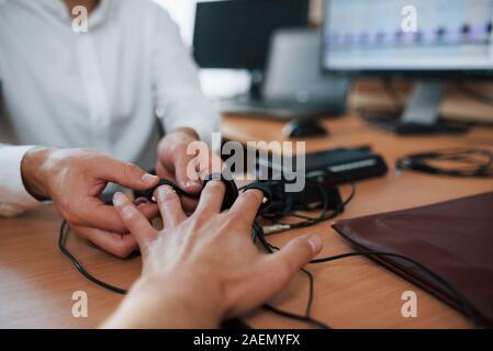 Dando la mano. Preparazione per la prova di poligrafo. La concezione del lie detector Foto Stock