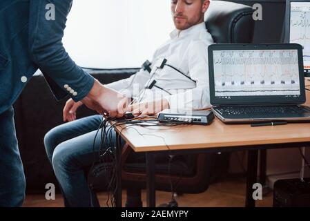 Le dita si prega. Preparazione per la prova di poligrafo. La concezione del lie detector Foto Stock