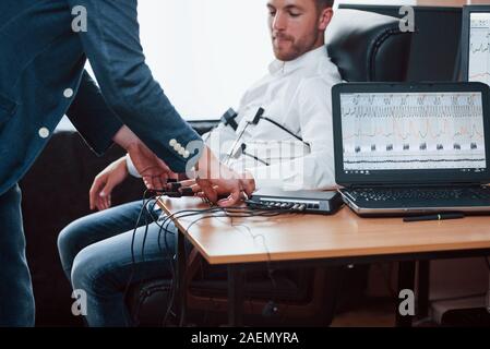 Come si fa sentire, non ti preoccupare. Preparazione per la prova di poligrafo. La concezione del lie detector Foto Stock