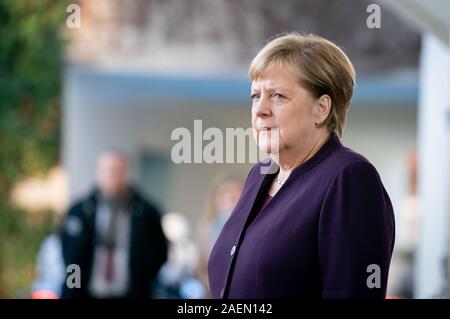 Berlino, Germania. Decimo Dec, 2019. Il cancelliere Angela Merkel (CDU) è in attesa di fronte alla Cancelleria federale per il Presidente di Singapore. Credito: Kay Nietfeld/dpa/Alamy Live News Foto Stock