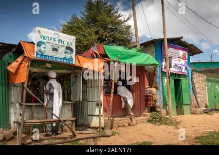 Etiopia, Amhara Region, sbarcare, centro città, uomini che indossano Gabi straccio in banchina si spegne Foto Stock