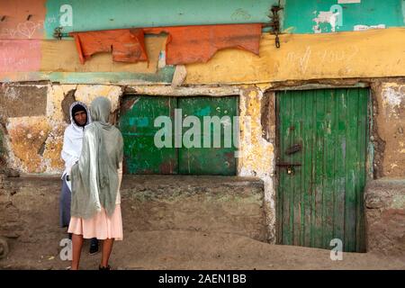 Etiopia, Amhara Region, sbarcare, centro città, donne che indossano Netel scialli parlando all'esterno bloccato a casa Foto Stock