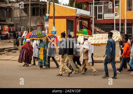 Etiopia, Amhara Region, sbarcare, centro città, il corteo funebre, famiglia che trasportano bara Foto Stock