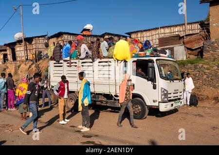 Etiopia, Amhara Region, sbarcare, centro città, trasporti, persone affollamento sul carrello Isuzu usato come bus locale Foto Stock