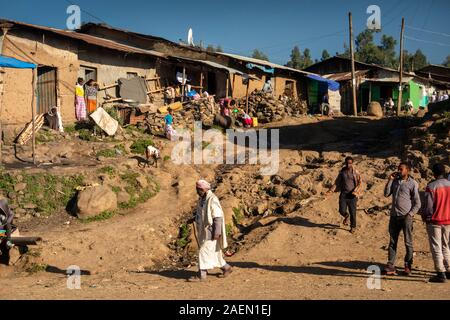 Etiopia, Amhara Region, sbarcare, centro città, area di mercato, case locali e disfatto strada di fango Foto Stock