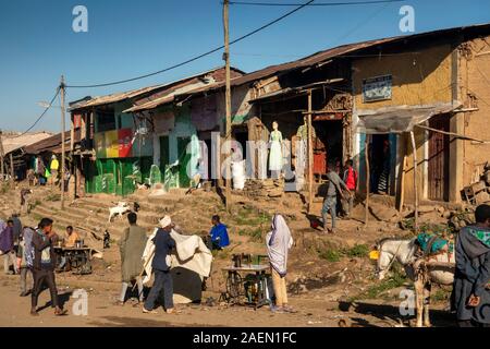 Etiopia, Amhara Region, sbarcare, centro città, area di mercato, locale sarti al lavoro accanto al road Foto Stock