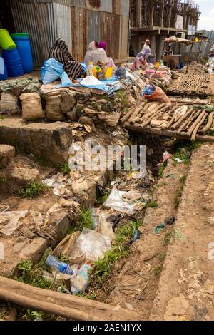 Etiopia, Amhara Region, sbarcare, centro città, area di mercato, scarico piena di spazzatura Foto Stock