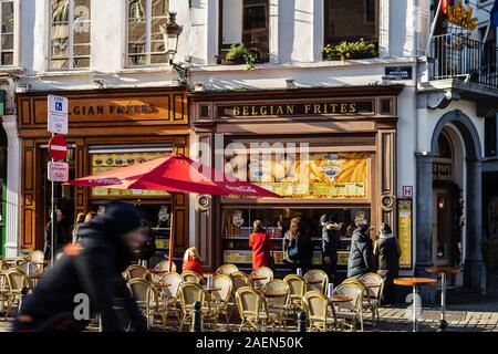 Un ristorante fast food a Bruxelles, vendita belga di patatine fritte Foto Stock