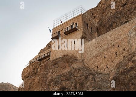 Una sezione del monastero di tentazione costruita nelle pareti rocciose a strapiombo sul Monte della tentazione in Gerico antica nella west bank PALESTINA Foto Stock