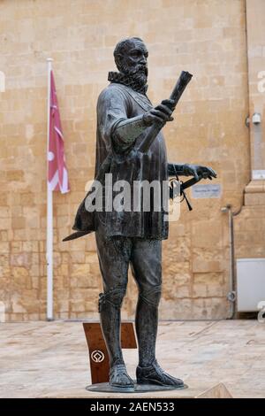 La Valletta, Malta - 10 Ottobre 2019: Statua di Jean de la Valette nella città capitale, 49th Gran Maestro dell Ordine di Malta, artwork da Giuseppe Chetcuti Foto Stock