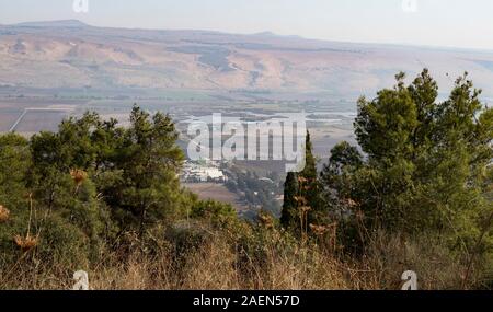 Il agamon hula riserva naturale nella valle di hula dalla fortezza Koach nella Galilea superiore con alberi in primo piano e le alture del Golan in t Foto Stock