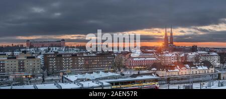 Vista sul centro di Uppsala presso la stazione ferroviaria in inverno al tramonto. Uppsala, Svezia e Scandinavia. Foto Stock