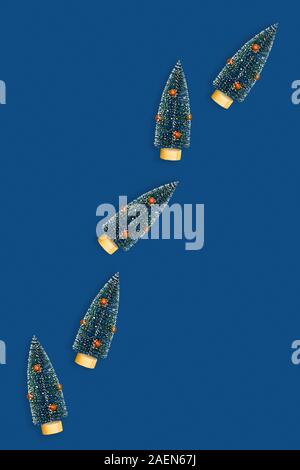 Natale e Anno Nuovo Blu classico sfondo decorativo con alberi di Natale. Appartamento laico, vista dall'alto, copia dello spazio. Foto Stock