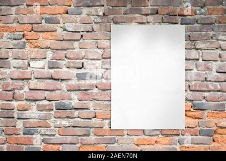 Bianco poster vuoto modello su un muro di mattoni. Pulire il modello per pubblicità con copia spazio accanto Foto Stock