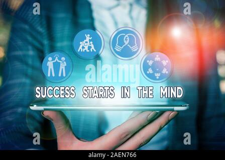 Segno di testo che mostra il successo inizia nella mente. Business photo testo impostare la tua mente alla positività che può andare un modo lungo Foto Stock