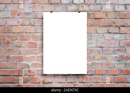 Poster design presentazione mockup. Carta bianca poster appeso fissata con graffe attraverso un muro di mattoni Foto Stock