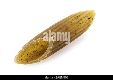 Classica pasta con spinaci da grano duro varietà isolato su uno sfondo bianco, close-up Foto Stock