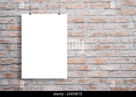 Vuoto mockup poster appeso su un muro di mattoni con copia spazio accanto Foto Stock