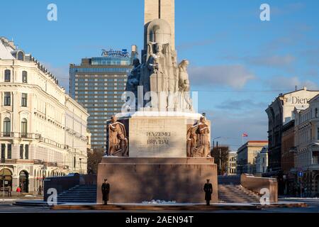 Riga / Lettonia - 03 Dicembre 2019 : il monumento alla libertà di Riga, Lettonia. Milda - Statua della Libertà. Foto Stock