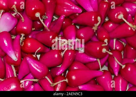 Gruppo Pitiguey frutta tropicale rosa fresca in mercato Foto Stock