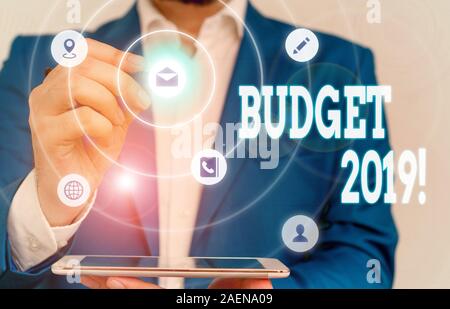 La grafia la scrittura di testo Bilancio 2019. Foto concettuale stato preventivo delle entrate e delle spese per il corrente anno Foto Stock